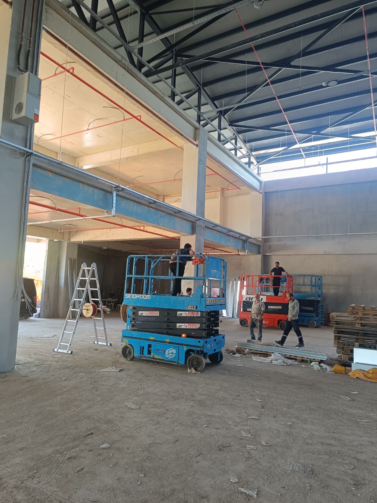 Makaslı platform ile kapalı mekan bakım çalışması